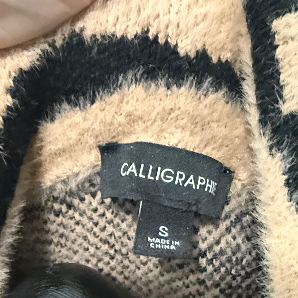Animal print furry sweater / coat / jacket
Cozy
Furry
Warm - Picture 5 of 6